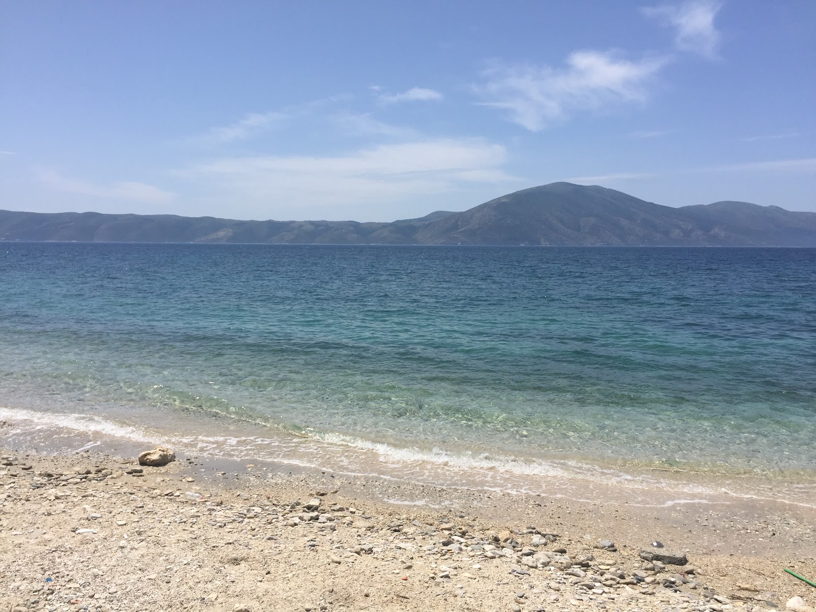 Fotografie cu Radhime beach III cu o suprafață de apa pură turcoaz