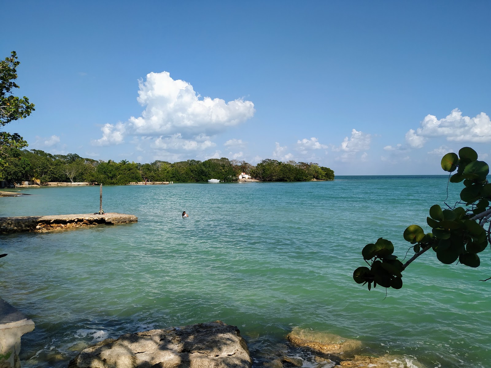 Foto di Calderitas beach con una superficie del acqua turchese