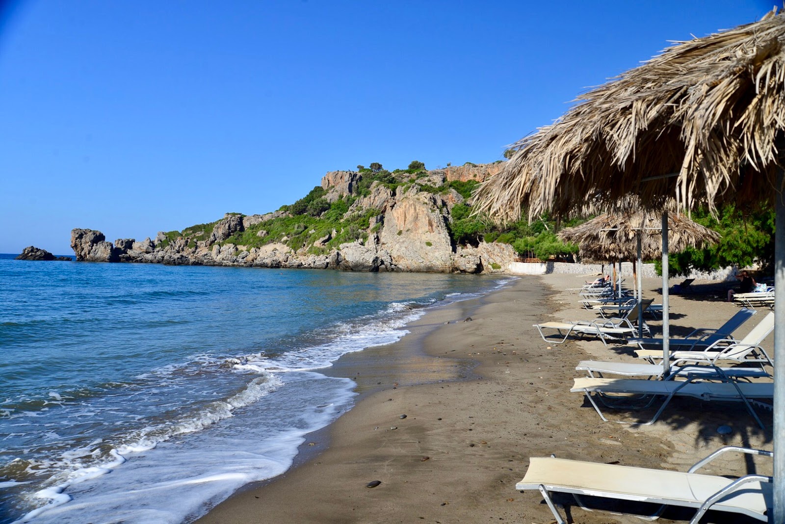 Foto de Korakas beach II con arena fina oscura superficie