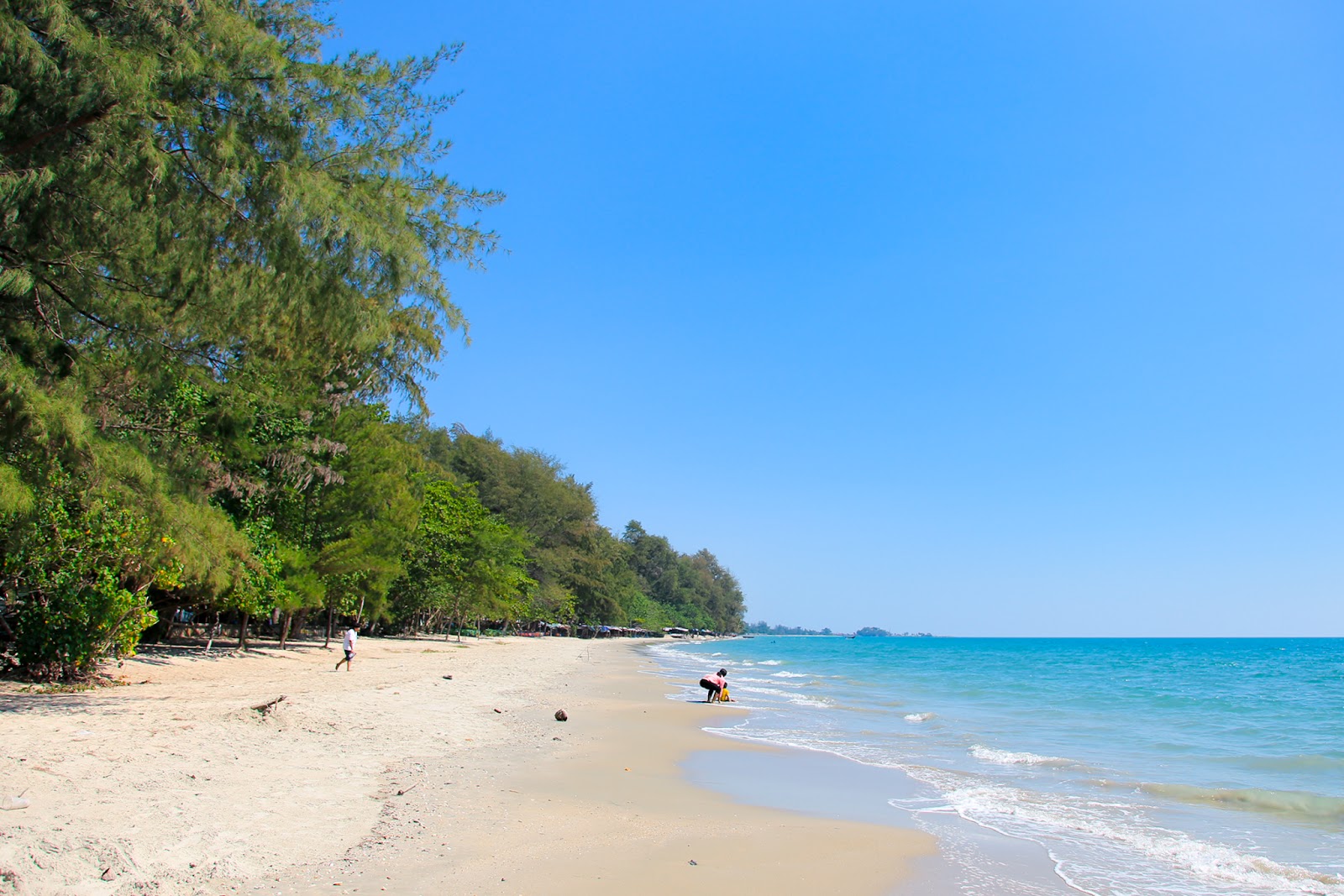 Φωτογραφία του Hat Suan Son Beach με φωτεινή άμμος επιφάνεια