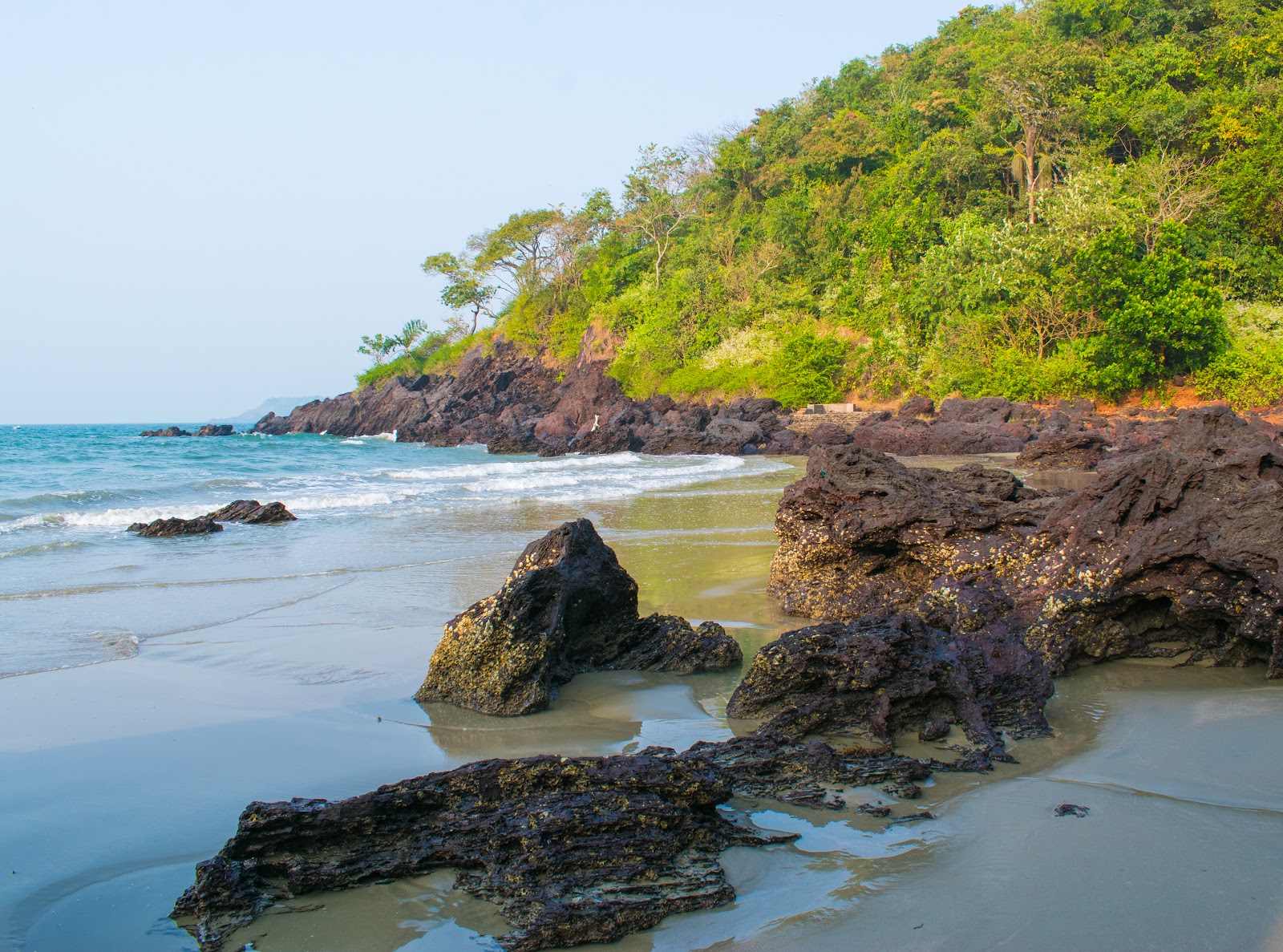 Foto de Nuem Beach com uma linha costeira reta