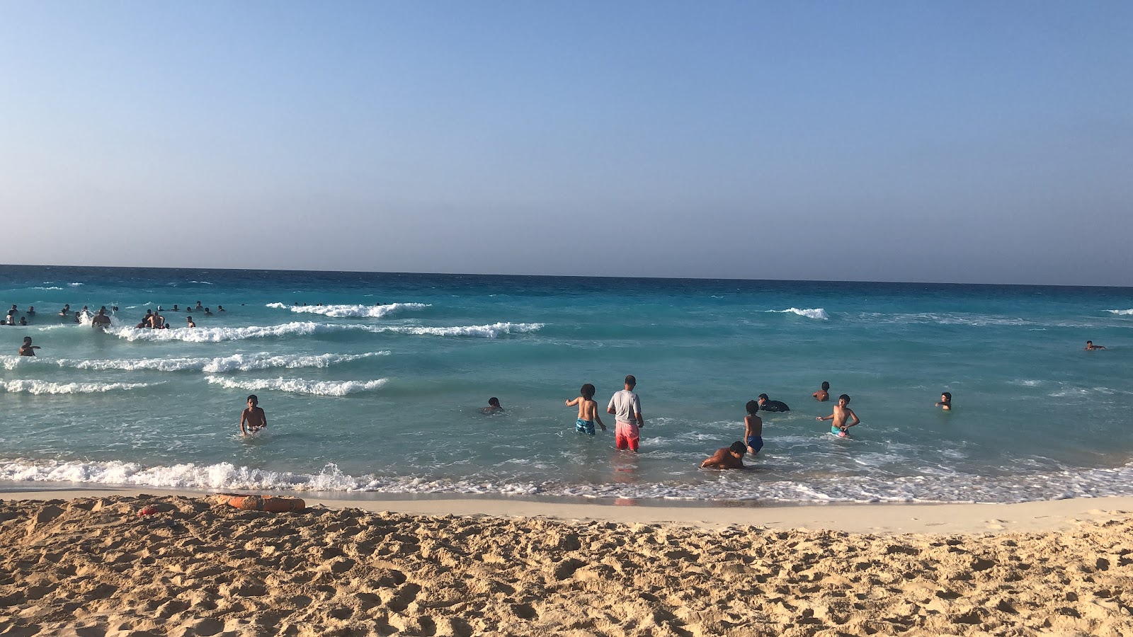 Foto de Amwaj Beach com alto nível de limpeza