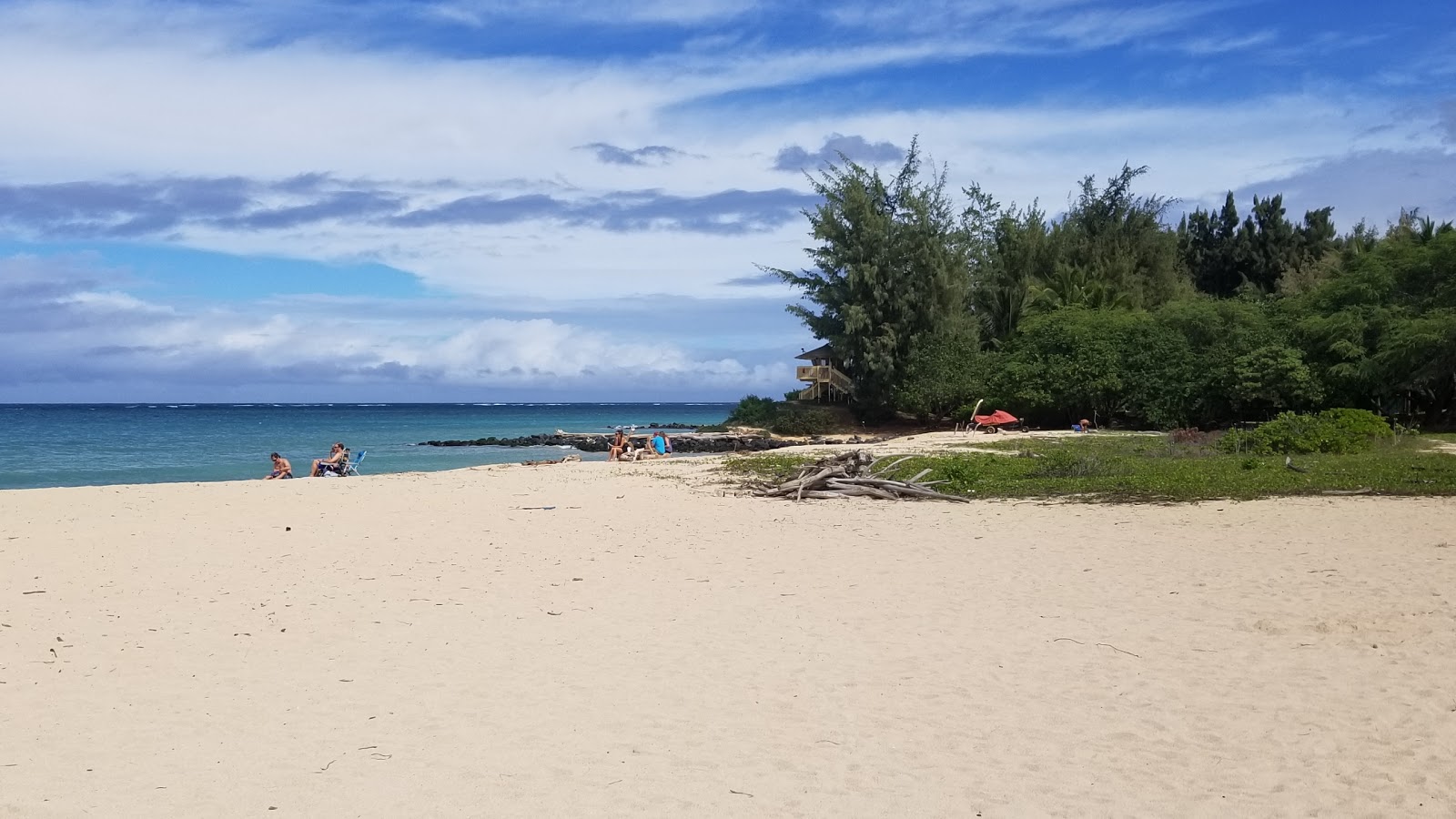 Foto de Kanaha Beach respaldado por acantilados