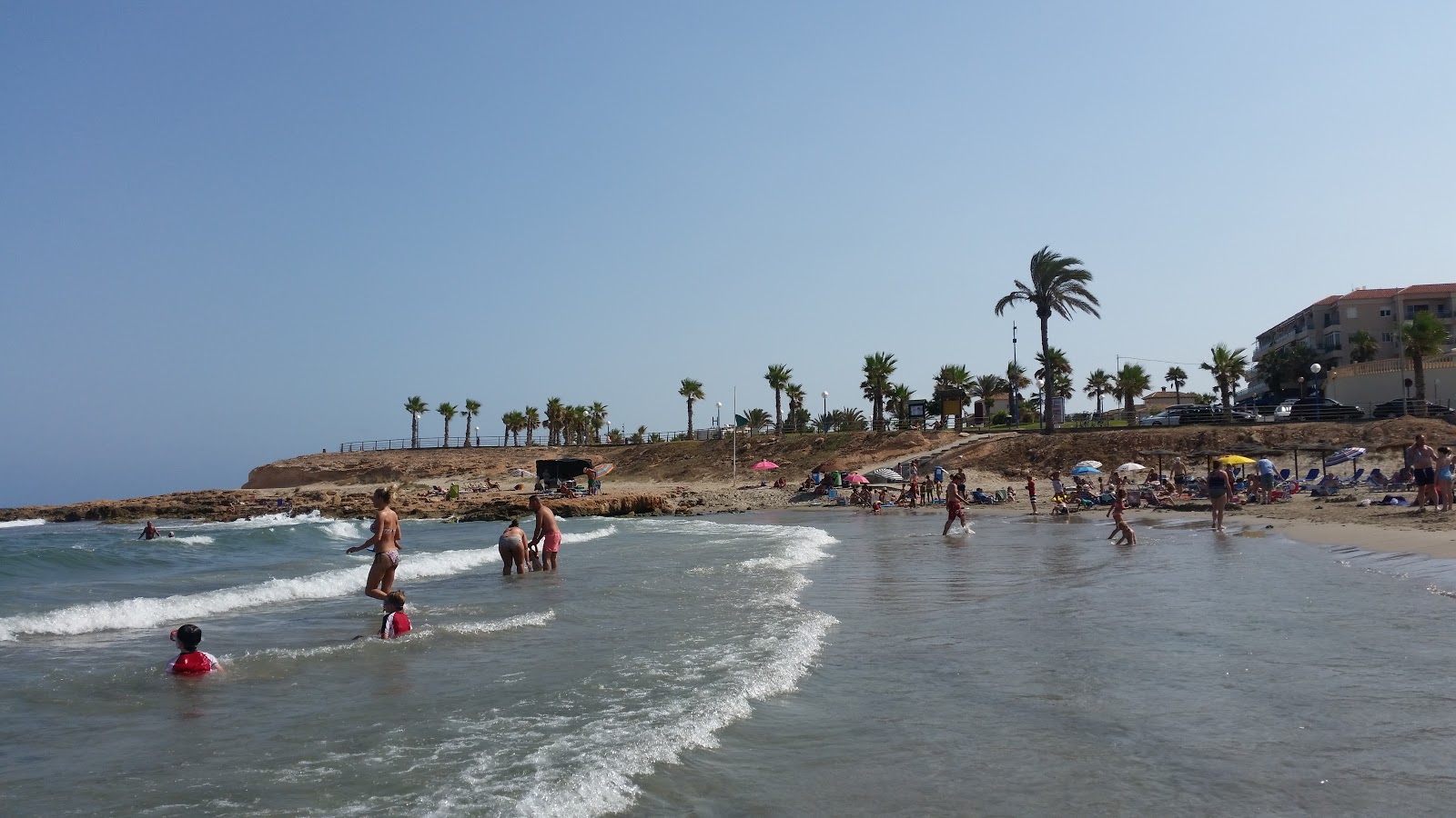 Photo de Playa de Cala Mosca entouré de montagnes