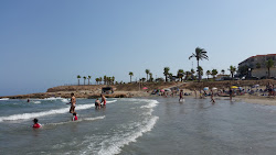 Photo de Playa de Cala Mosca entouré de montagnes