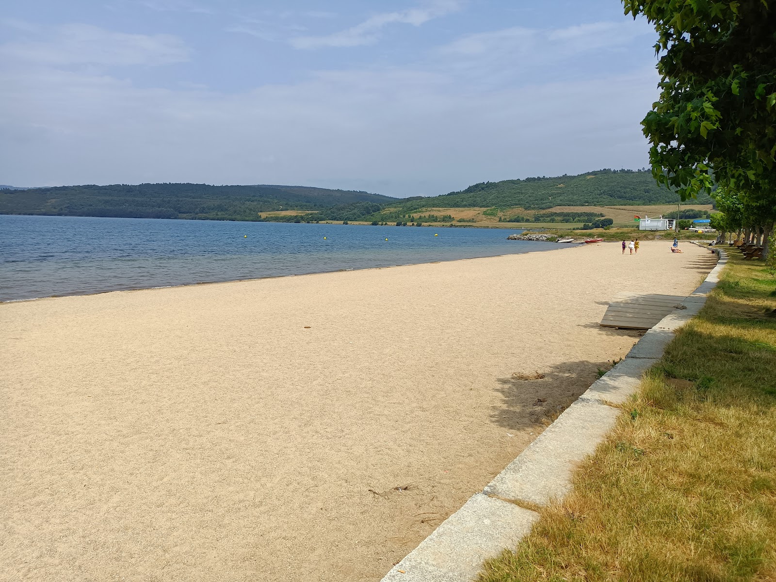 Foto di Playa Del Lago De As Pontes con una superficie del sabbia beige