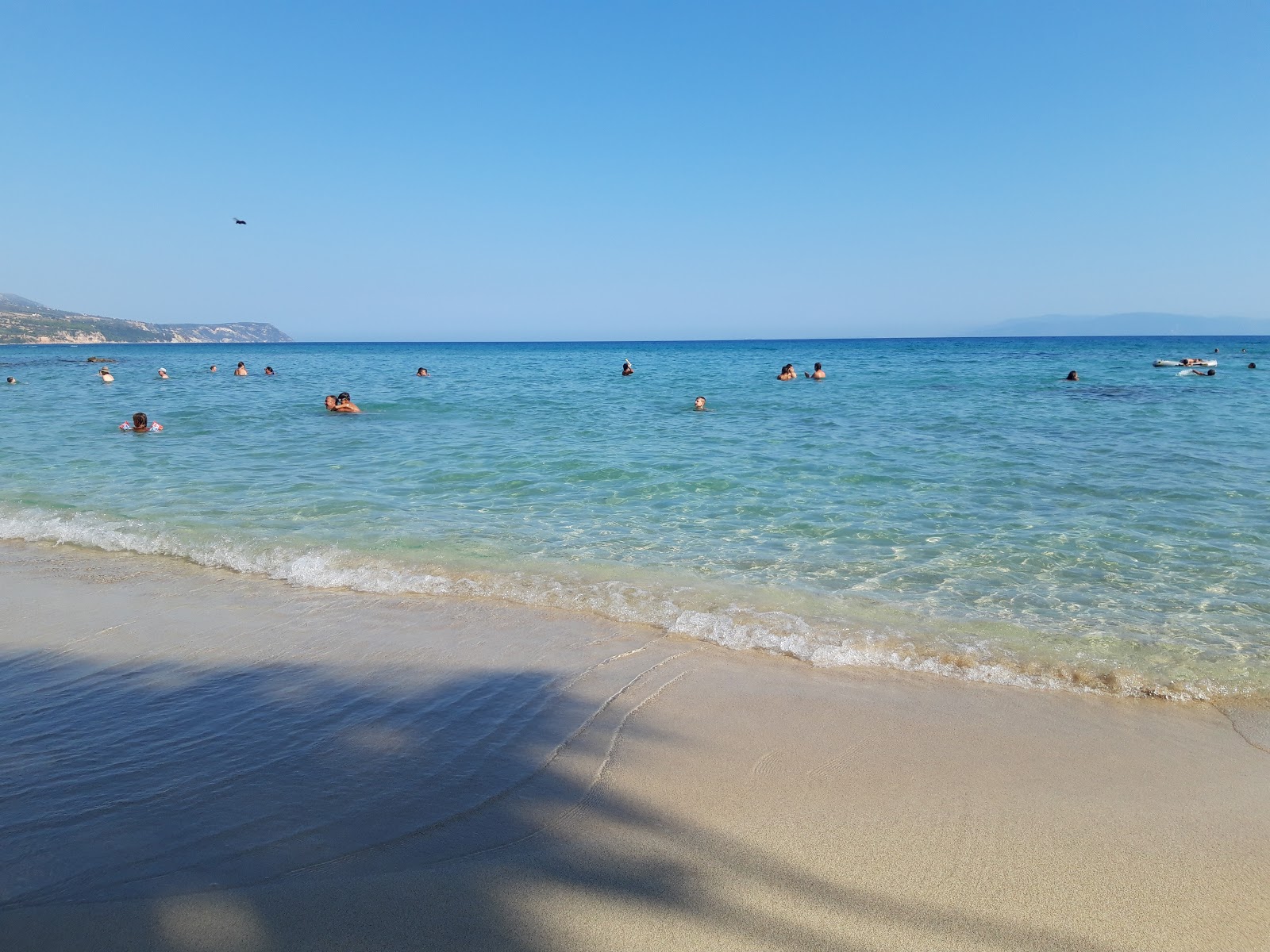 Photo of Agios Thomas beach and the settlement