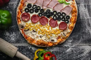 Pizza Cuptoru' Pe Lemne image