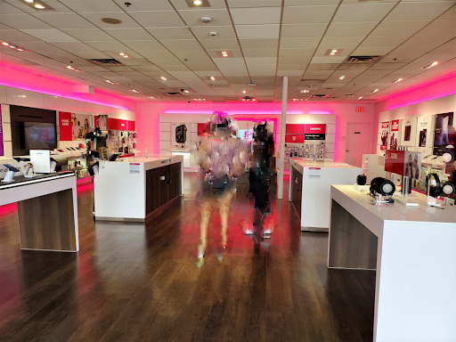 Cell Phone Store «T-Mobile», reviews and photos, 8224 MN-7 #325, St Louis Park, MN 55426, USA
