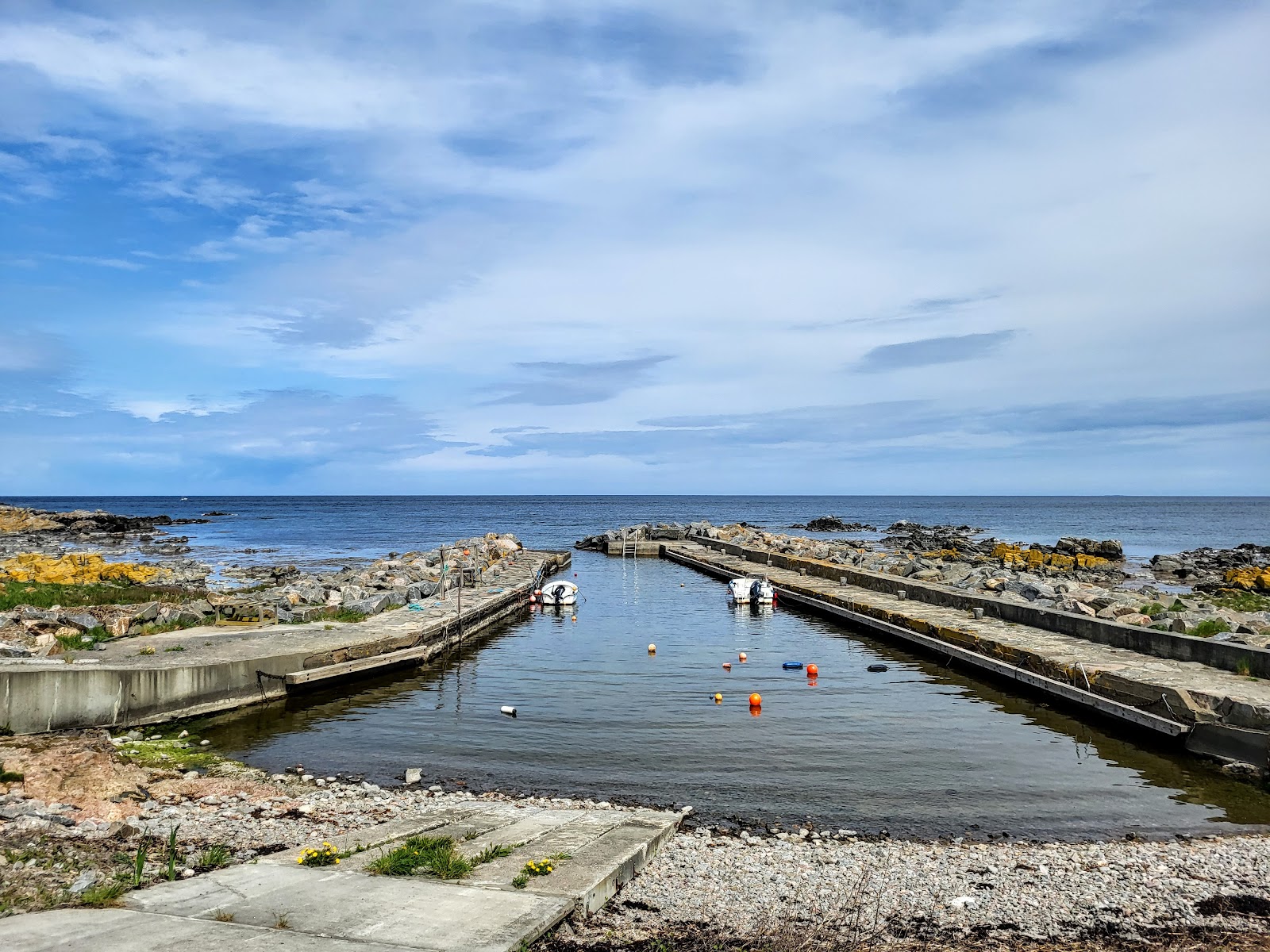 Foto di Bolshavn Havn Beach con una superficie del terreno roccioso