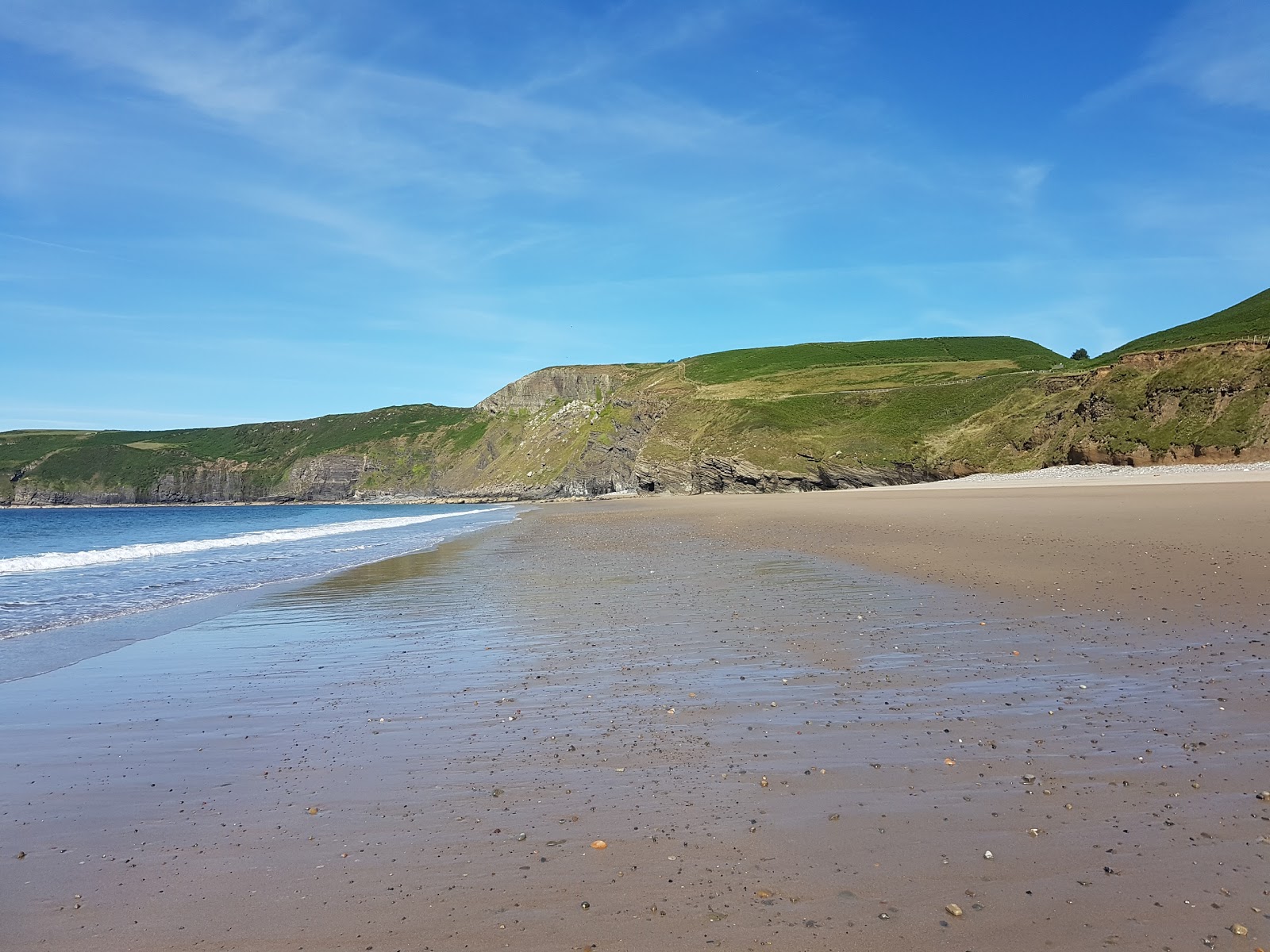 Traeth Porth Ceiriad'in fotoğrafı geniş plaj ile birlikte