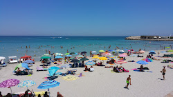 Spiaggia Le Fontanelle'in fotoğrafı geniş bir kıyı şeridi ile birlikte