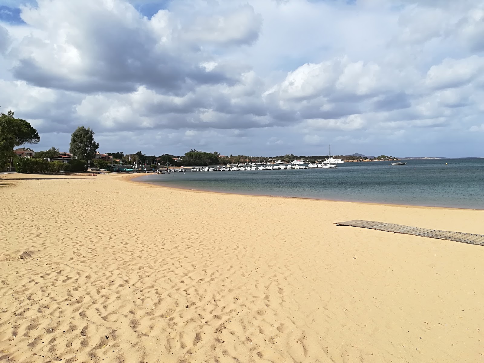 Fotografie cu Spiaggia la conia zonele de facilități