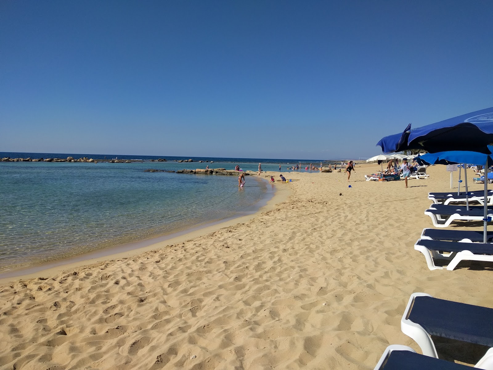 Foto van Limnara Strand en de nederzetting