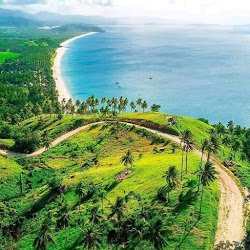 Foto von Lumambong Beach mit lange, gerade küste