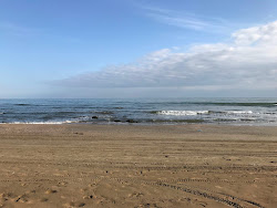 Fotografie cu Assorti Beach sprijinit de stânci