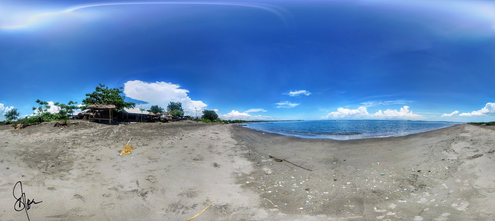 Photo de Muara Lungkak Beach avec sable brun de surface
