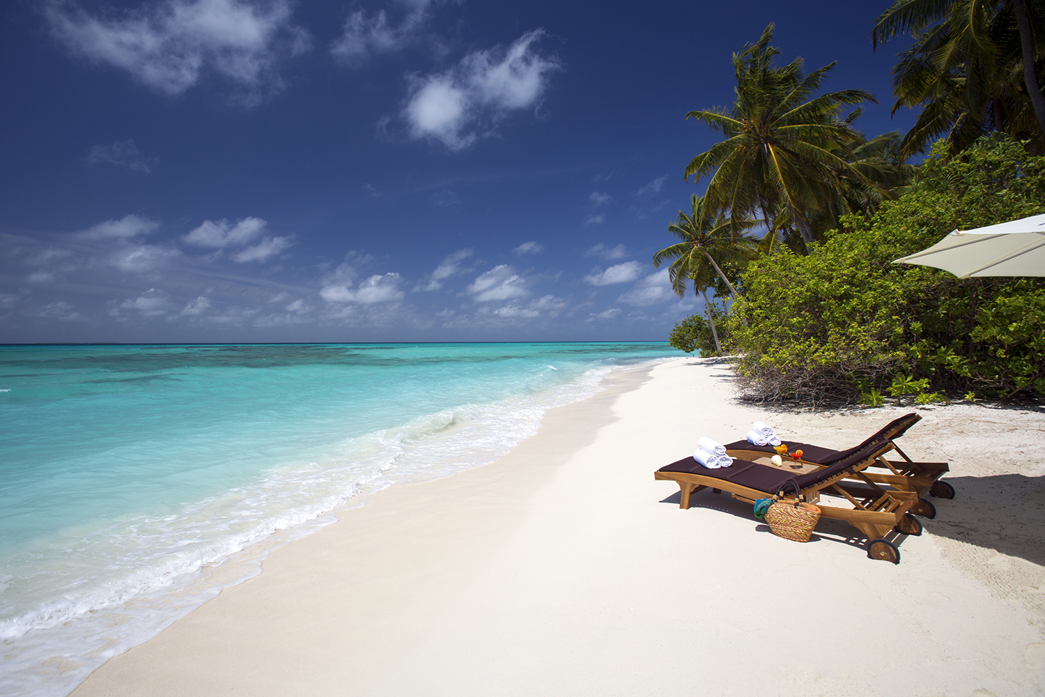 Foto von Strand der Insel Kanifushi mit geräumige küstenlinie
