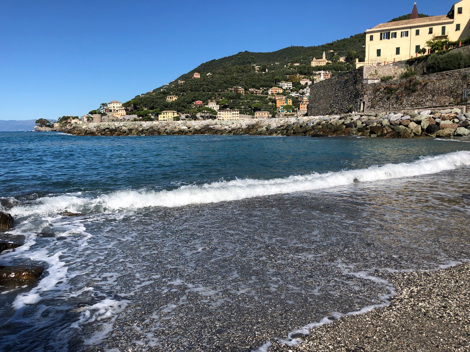 Foto av Baia Dei Frati med blått vatten yta