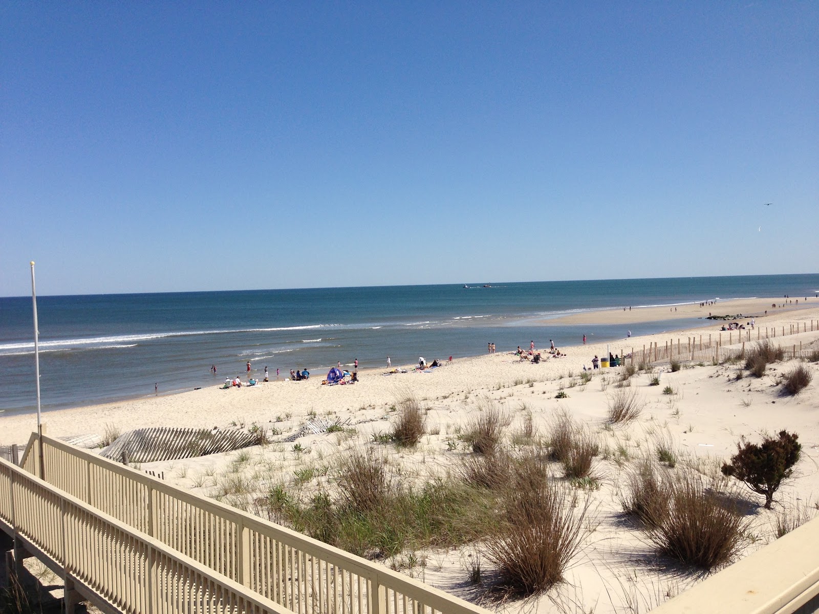 Jersey Shore Beach'in fotoğrafı turkuaz saf su yüzey ile