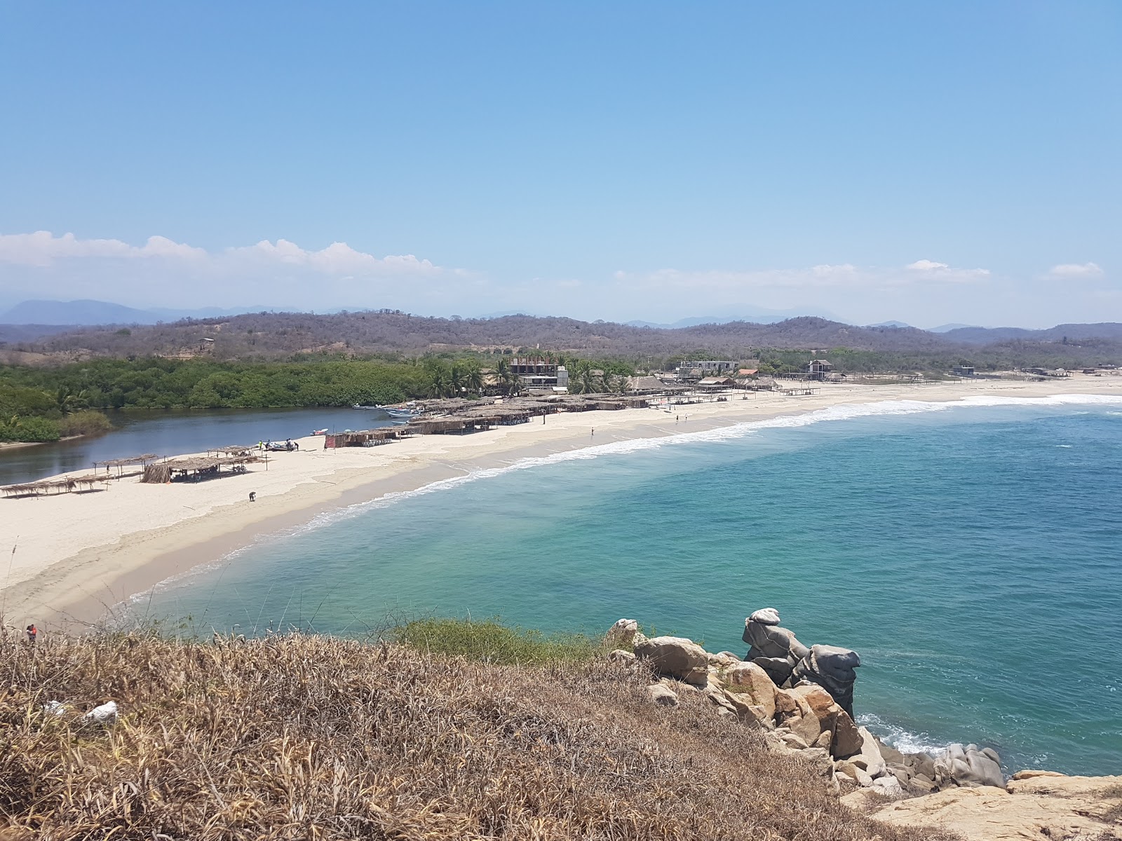 Φωτογραφία του Coyula beach με φωτεινή λεπτή άμμο επιφάνεια