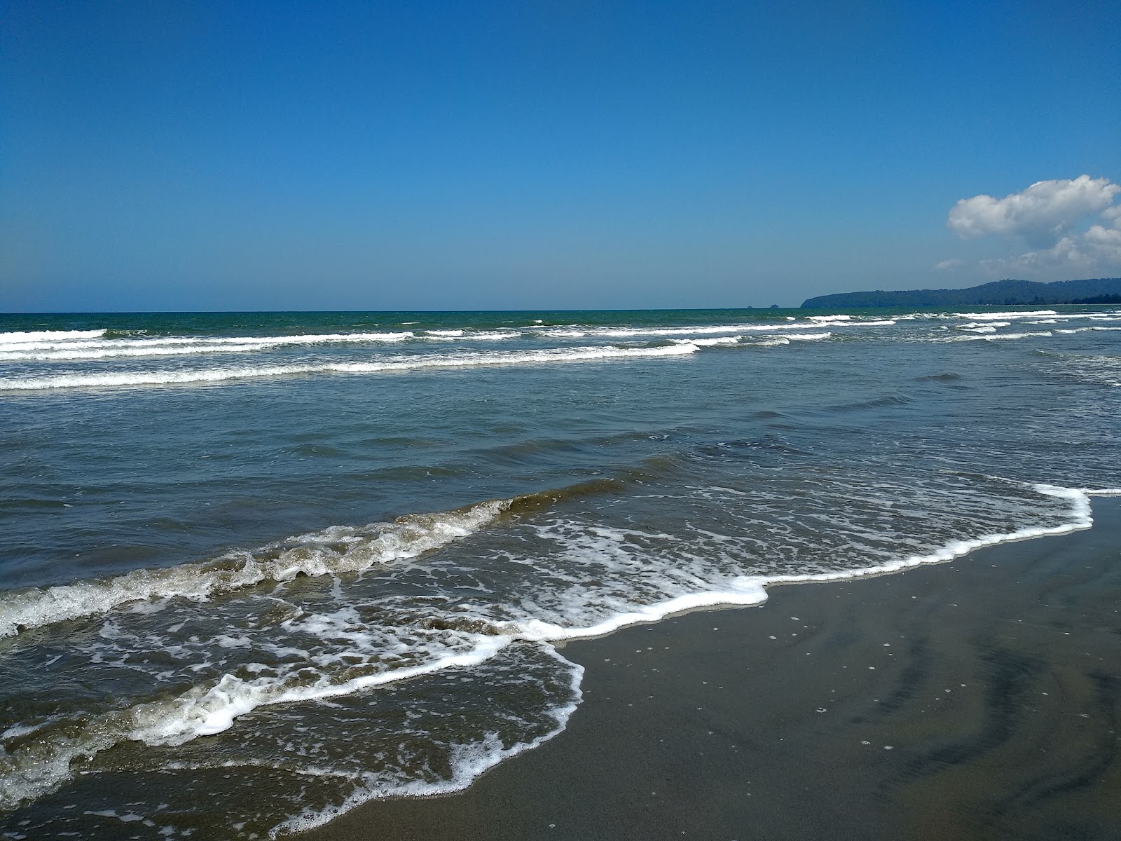 Fotografie cu Buek Merengin Beach cu o suprafață de nisip gri