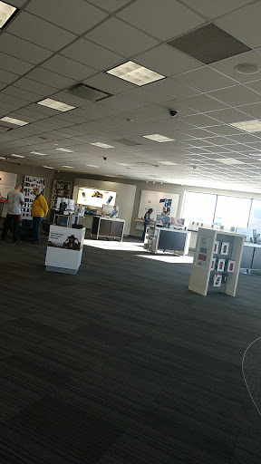 Cell Phone Store «Verizon», reviews and photos, 3755 Oakwood Mall Dr, Eau Claire, WI 54701, USA