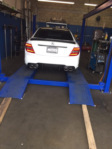 Muffler Technician image