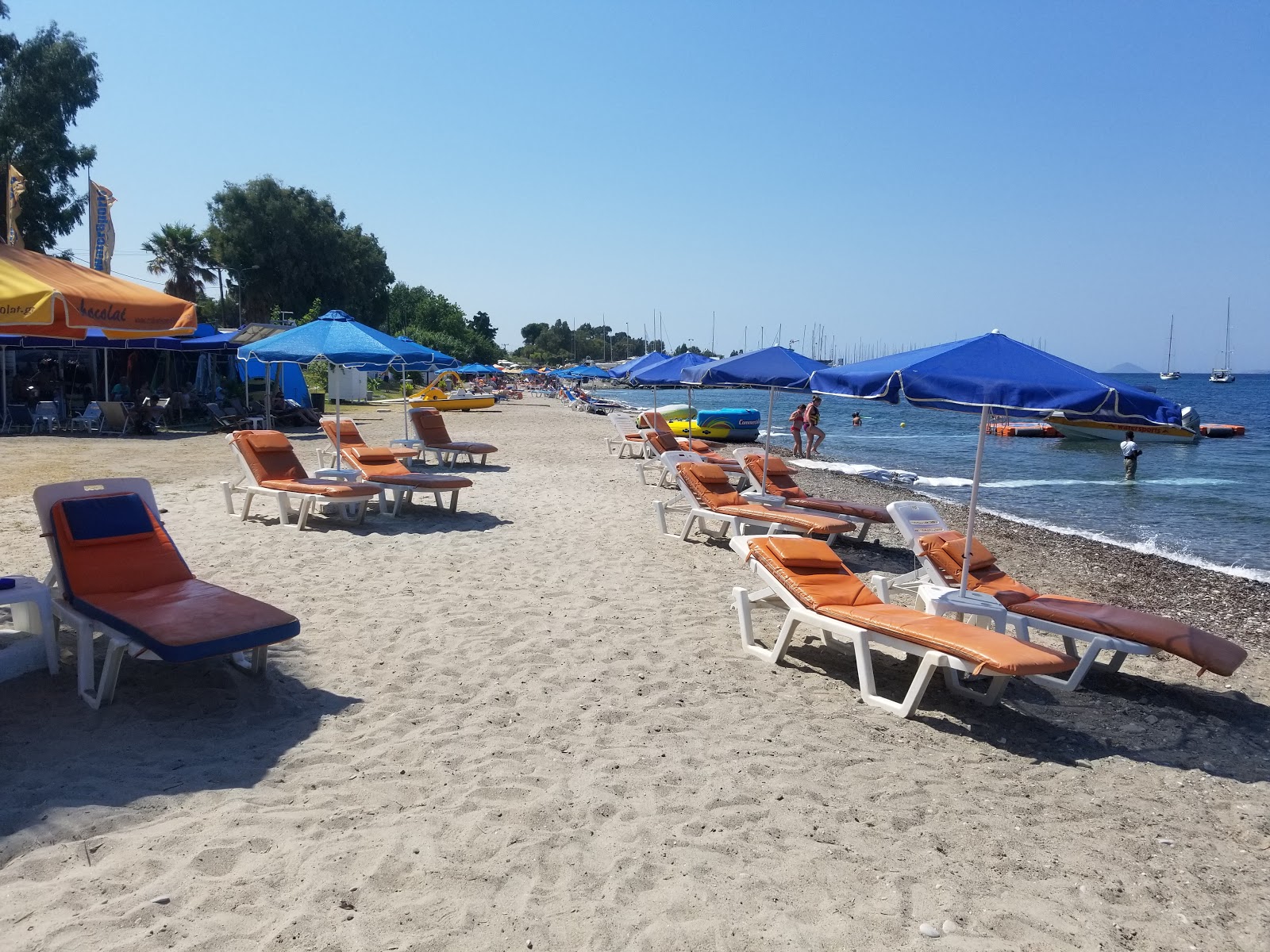 Foto de Paradiso Beach - lugar popular entre os apreciadores de relaxamento