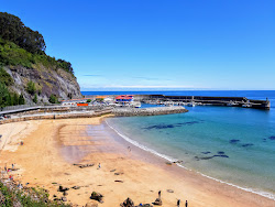 Playa de El Escanu'in fotoğrafı düz bir kıyı şeridi ile birlikte
