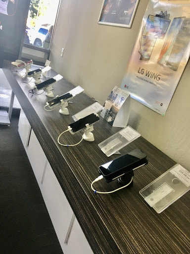 Cell Phone Store «Verizon Authorized Retailer - A Wireless», reviews and photos, 1087 Vine St, Healdsburg, CA 95448, USA