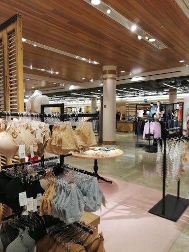 Department Store «Nordstrom Michigan Avenue», reviews and photos, 55 E Grand Ave, Chicago, IL 60611, USA