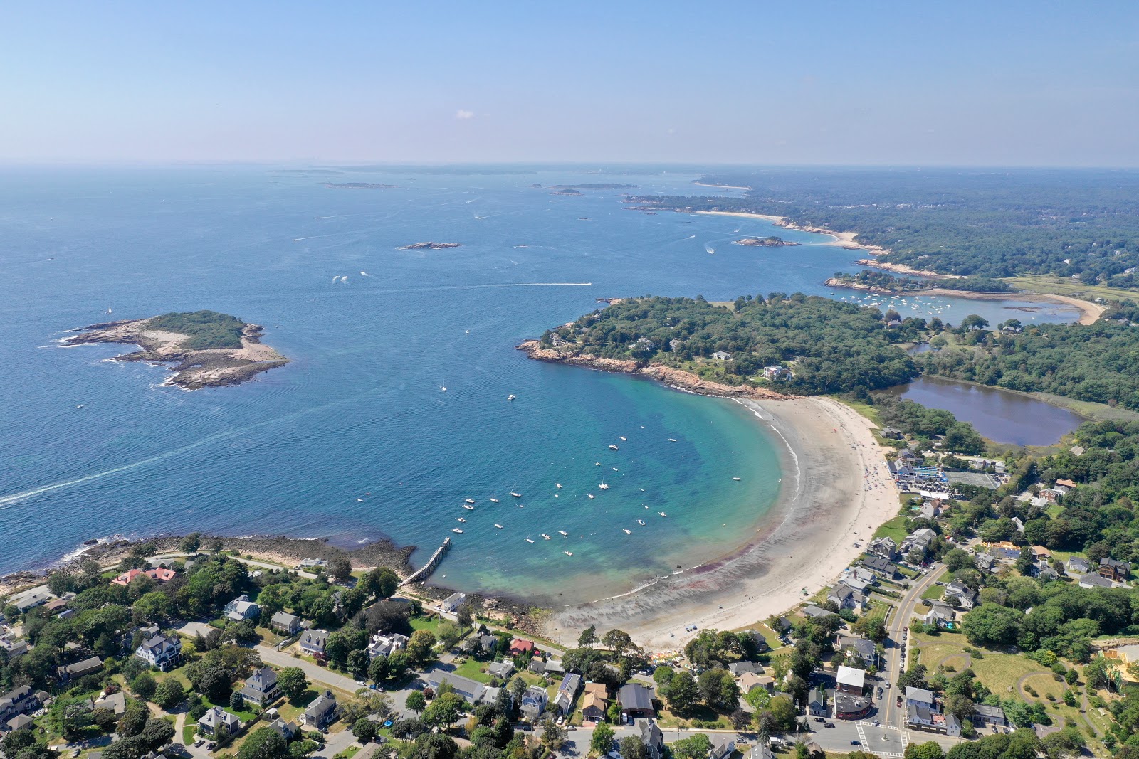 Foto di Gray beach con una superficie del acqua cristallina