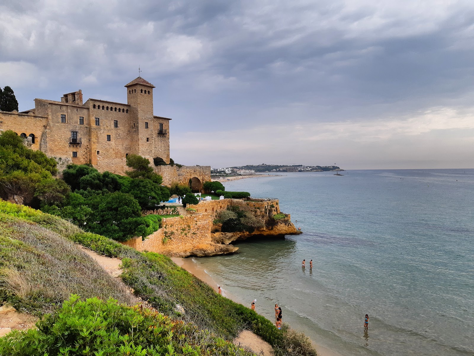 Φωτογραφία του Platja de Tamarit II με μπεζ άμμος επιφάνεια