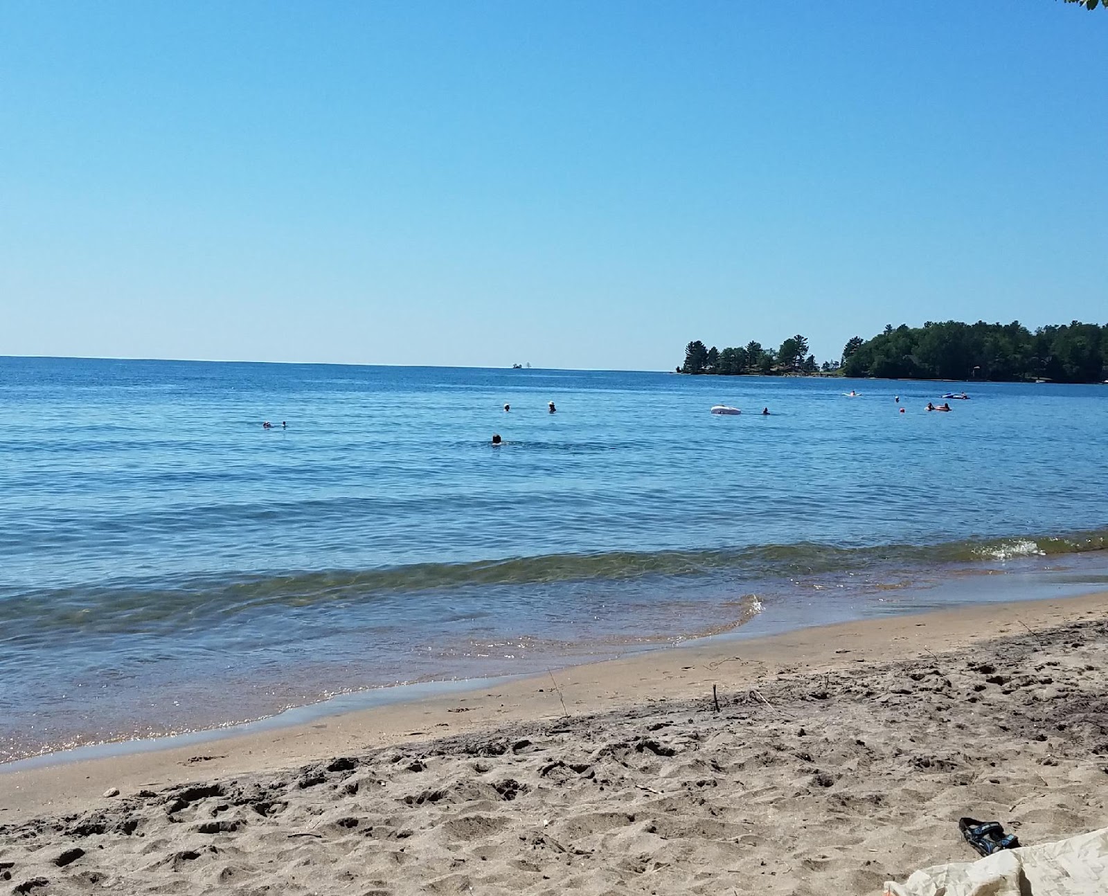 Foto von Tiny Beach mit lange, gerade küste