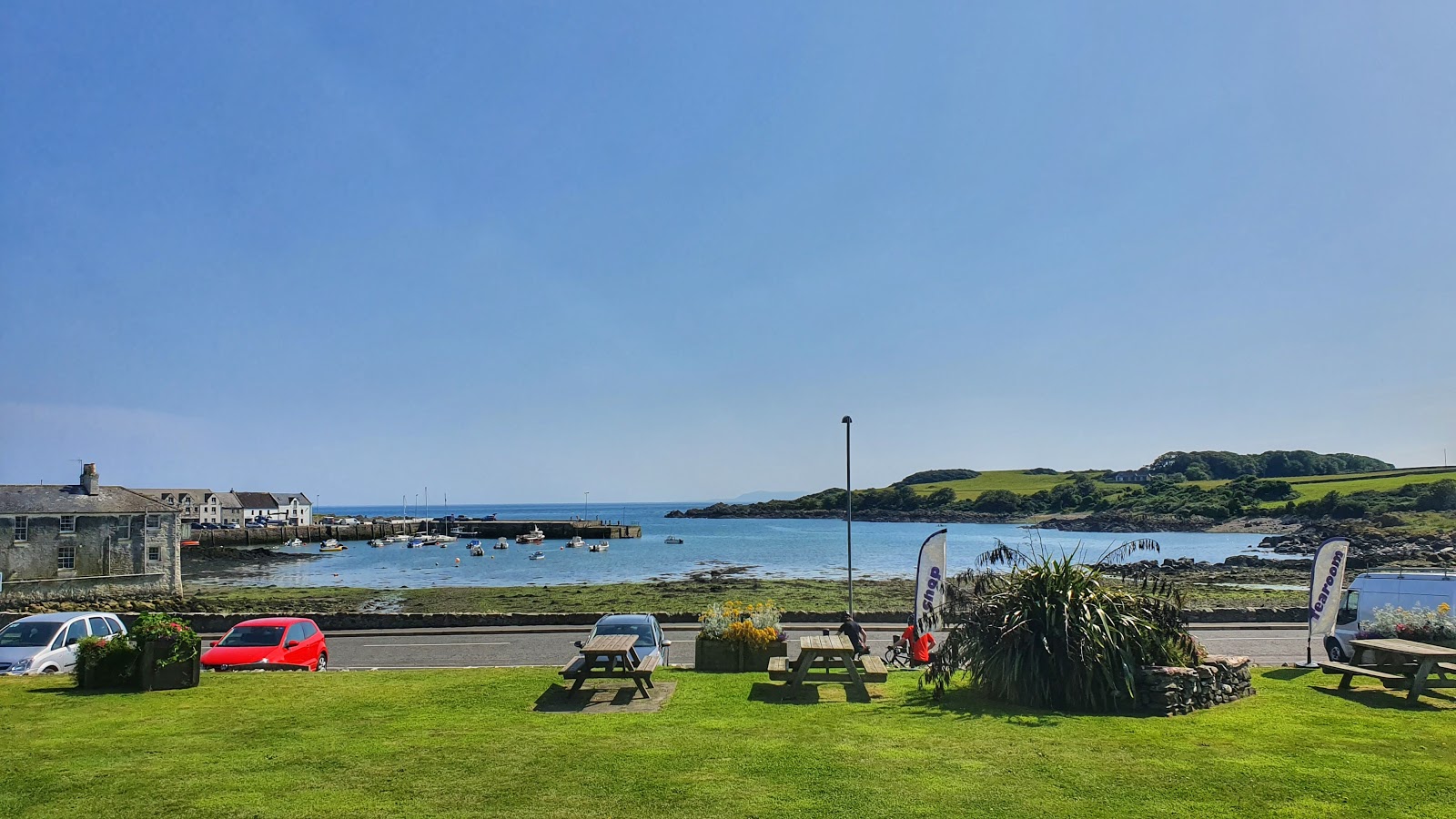 Isle Of Whithorn Harbour Beach'in fotoğrafı - rahatlamayı sevenler arasında popüler bir yer