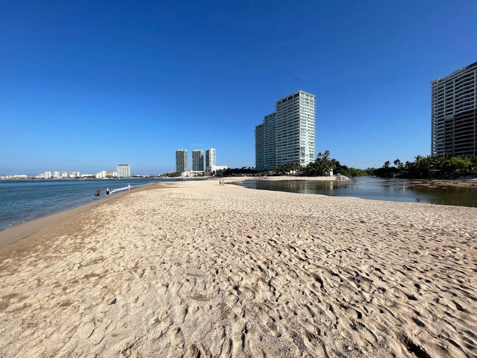 Foto de Holi beach com areia brilhante superfície