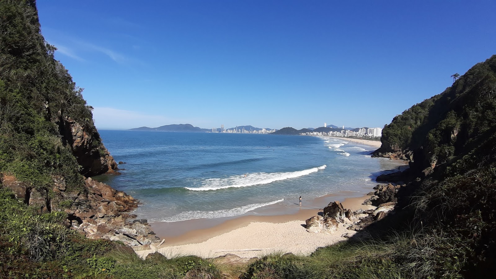 Foto di Praia do Morcego con una superficie del sabbia beige