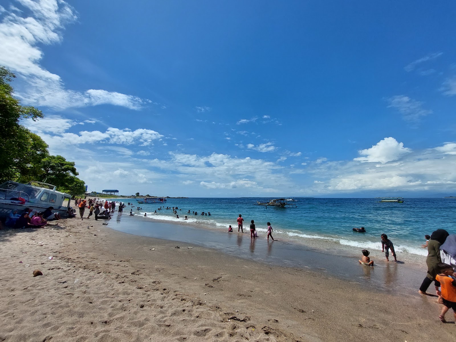 Kondo beach的照片 带有宽敞的海湾