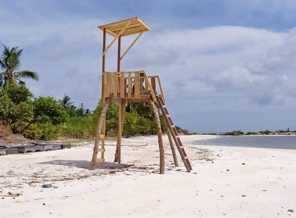 Foto di Kanbihaa Beach con una superficie del sabbia bianca