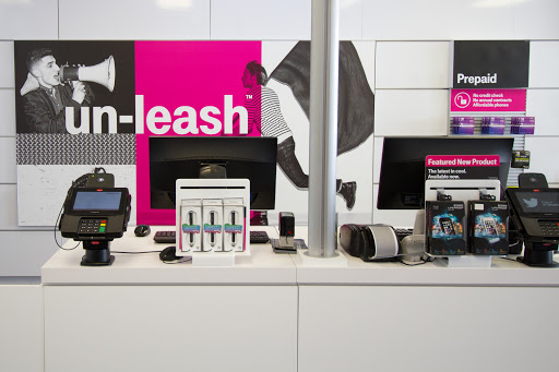 Cell Phone Store «T-Mobile», reviews and photos, 6684 Joliet Rd, Countryside, IL 60525, USA