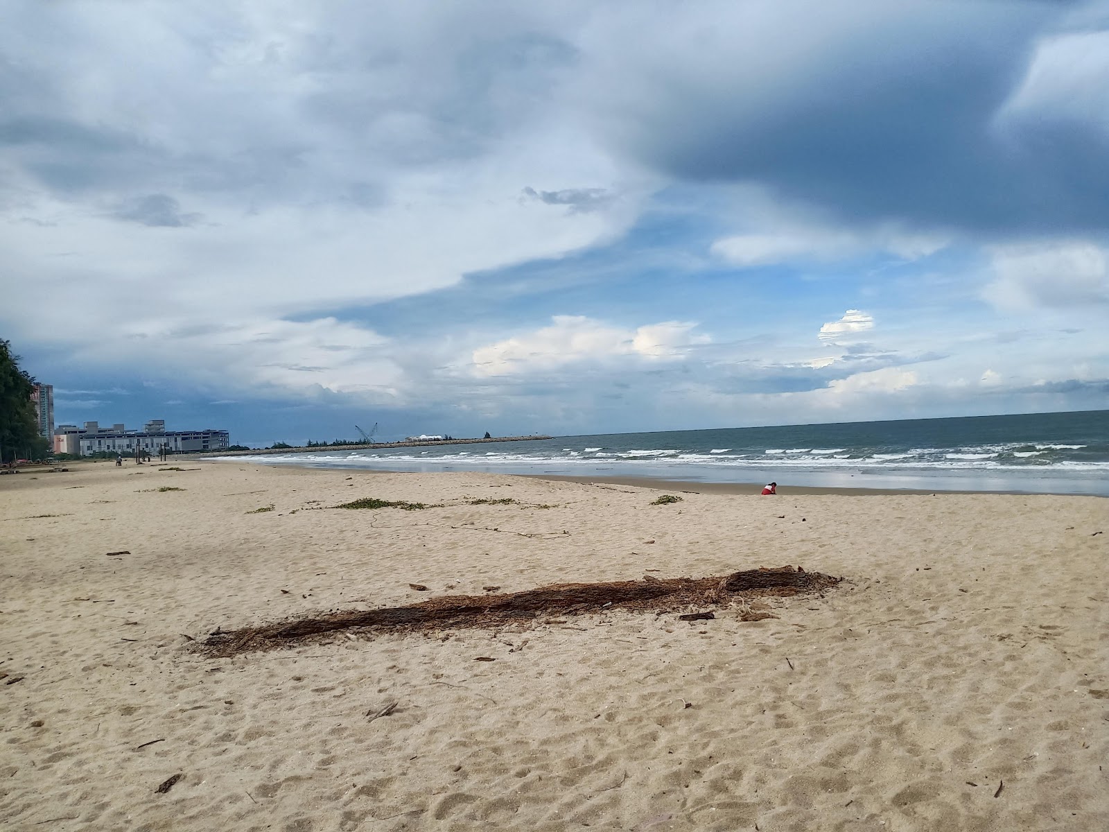 Φωτογραφία του Batu Buruk Beach - δημοφιλές μέρος μεταξύ λάτρεις της χαλάρωσης