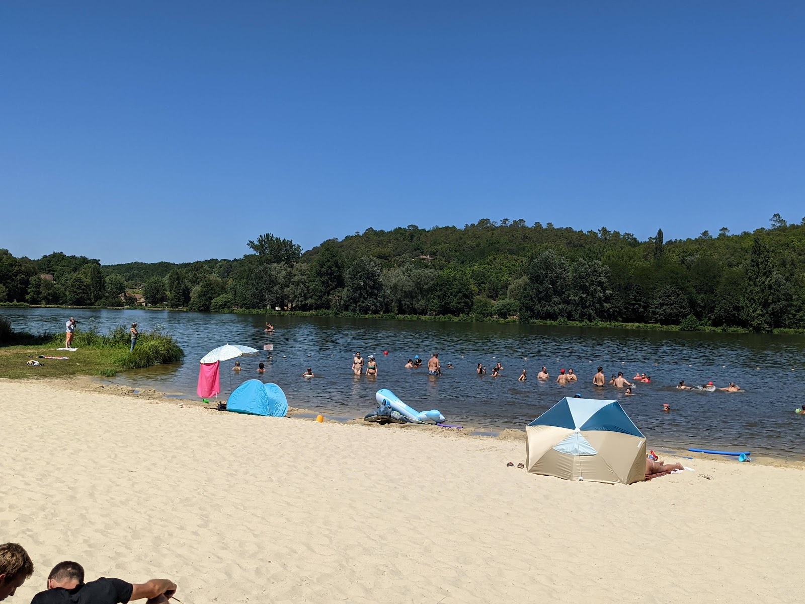 Plage de Grolejac'in fotoğrafı geniş bir kıyı şeridi ile birlikte