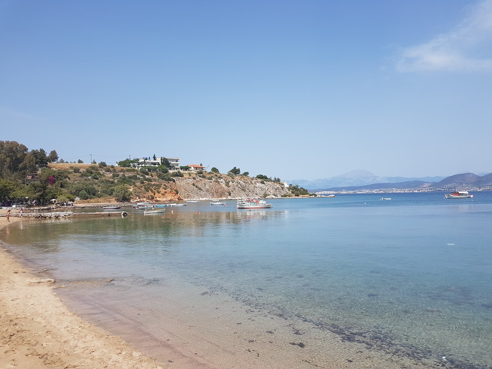 Photo de Amoudia beach avec l'eau brune de surface