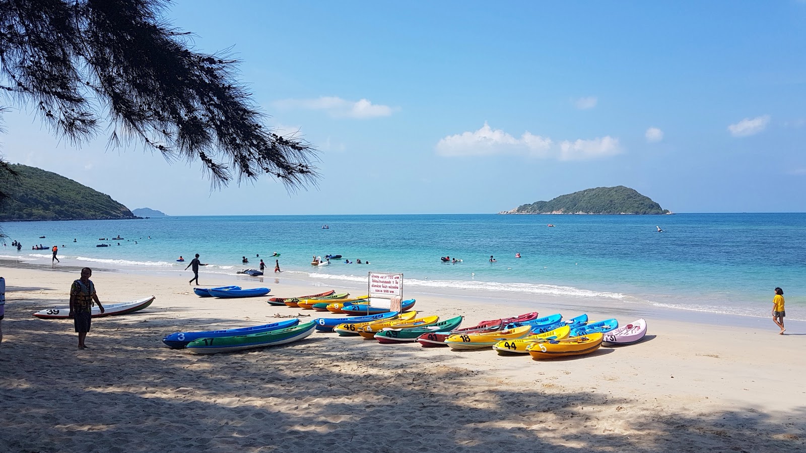 Nang Rong Beach的照片 带有碧绿色纯水表面