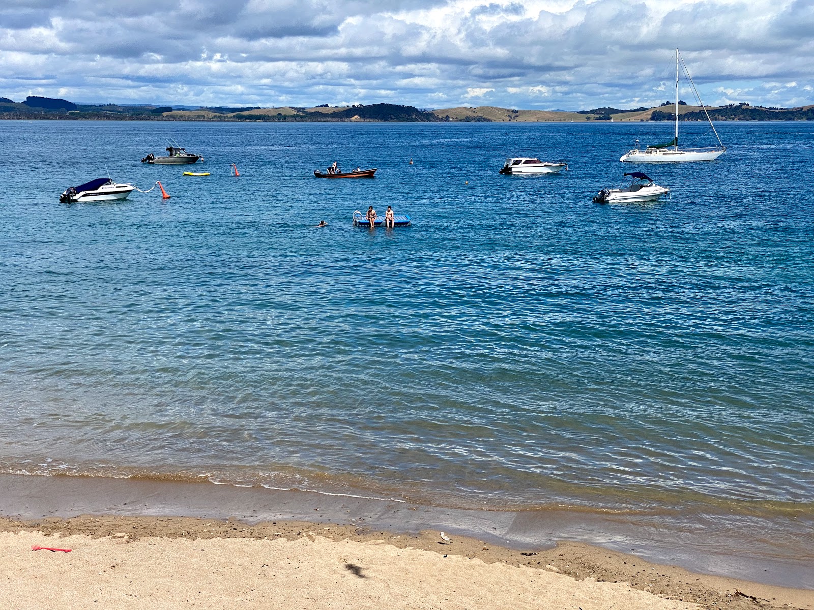Foto van Tapeka Point Beach omringd door bergen