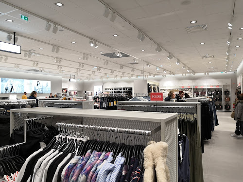 Magasin de vêtements H&M Nîmes