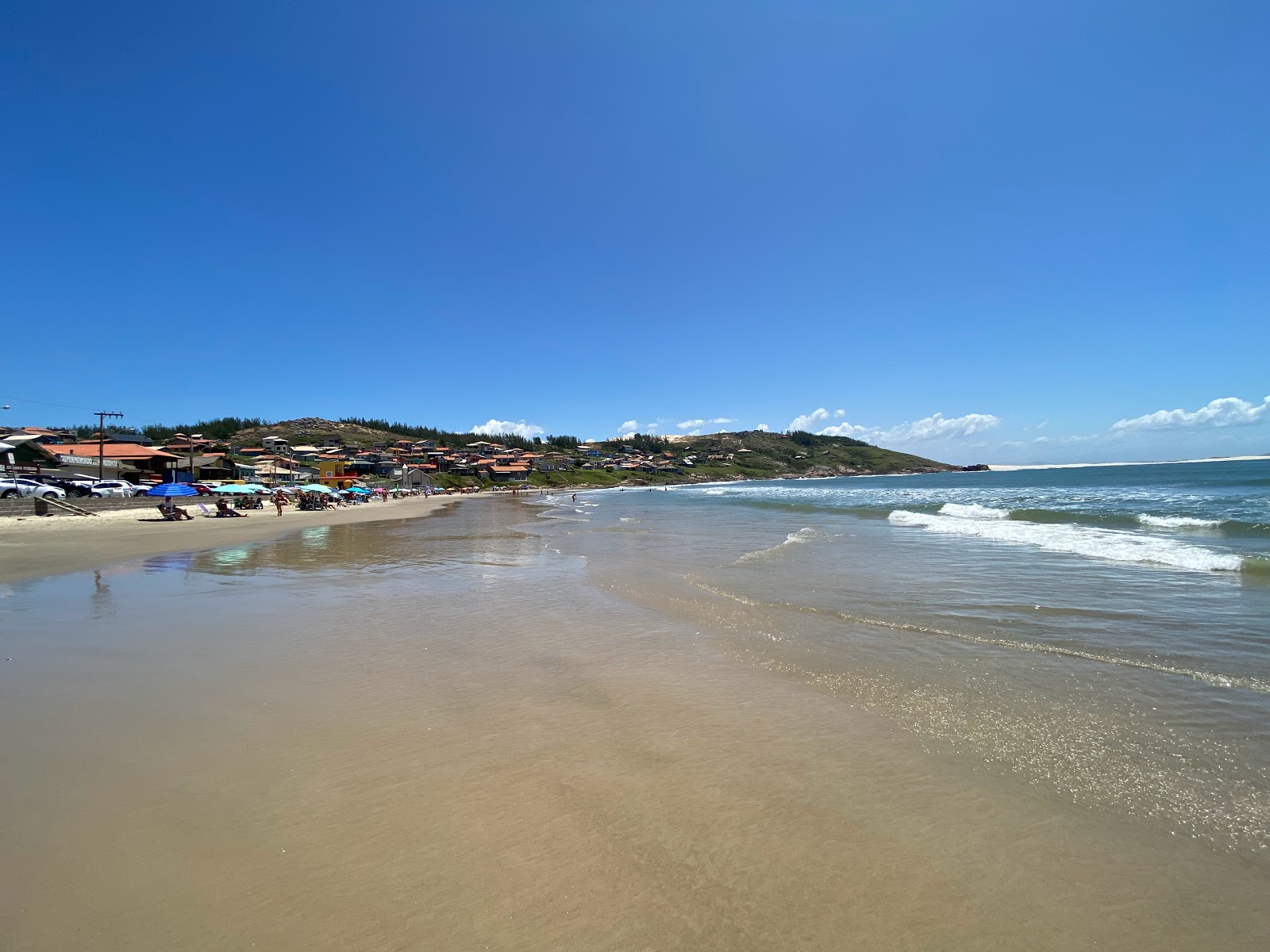 Fotografie cu Praia do Farol de Santa Marta cu o suprafață de apa pură turcoaz