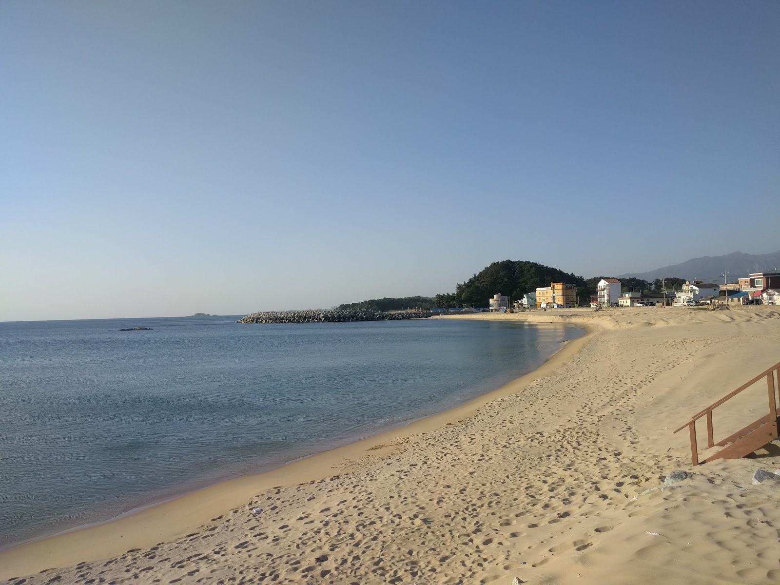 Fotografija Gyoam Beach z svetel pesek površino