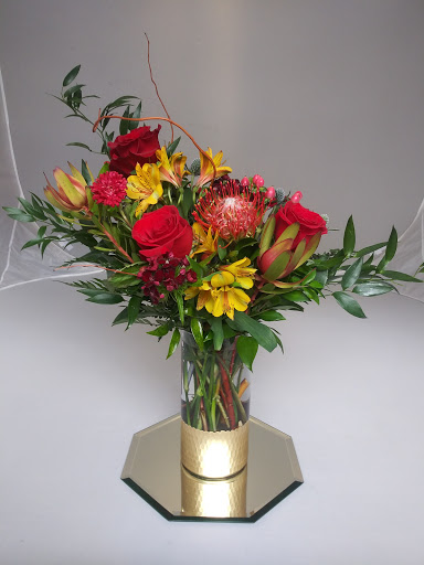 Florist «K & M Floral & Interior Plant Designs», reviews and photos, 537 Main St, Woodland, CA 95695, USA